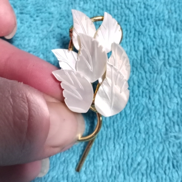 Elegant Goldtone and White Leaf Brooch Mother Of Pearl Vintage - Picture 4 of 4